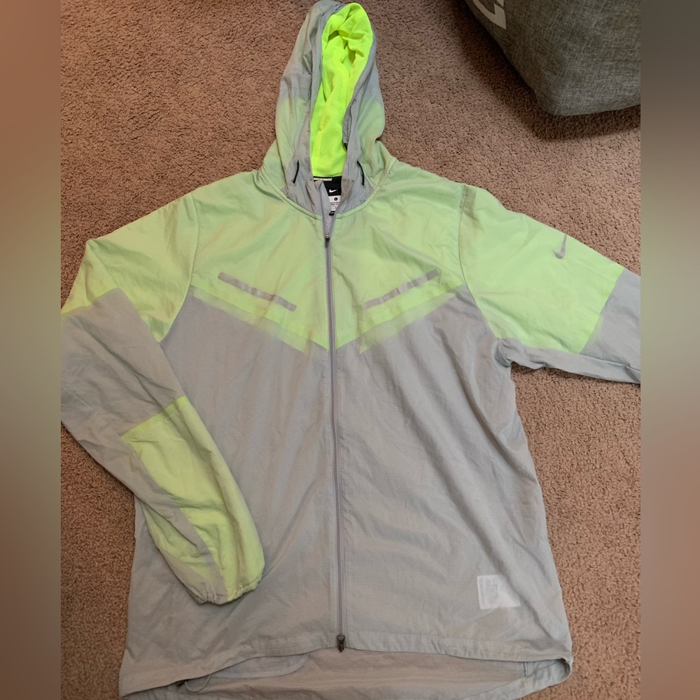 Nike 519734 Men's Cyclone Lightweight
Jacket Running Hoodie Packable Grey/Green